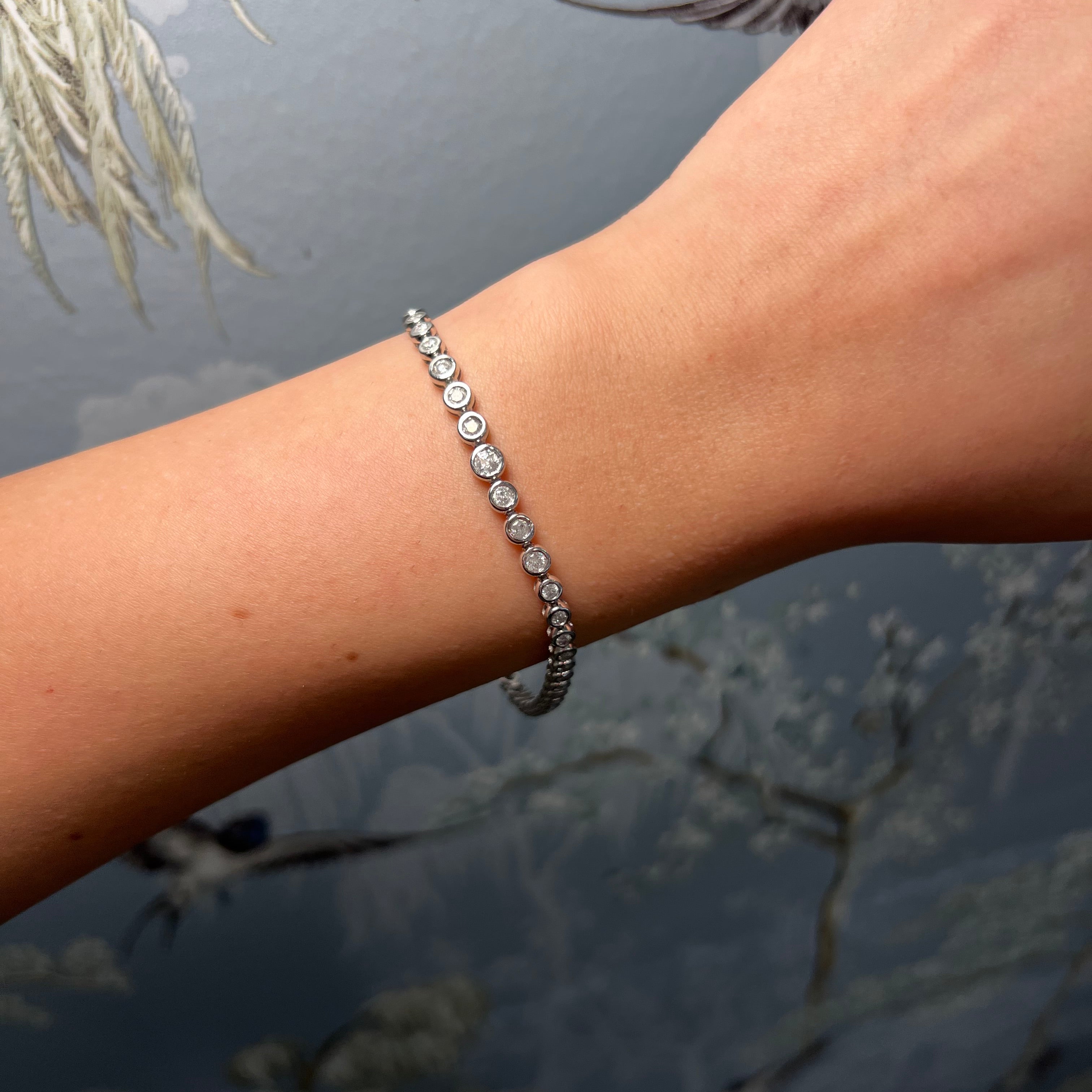 14k White Gold Graduated Bezel Tennis Bracelet