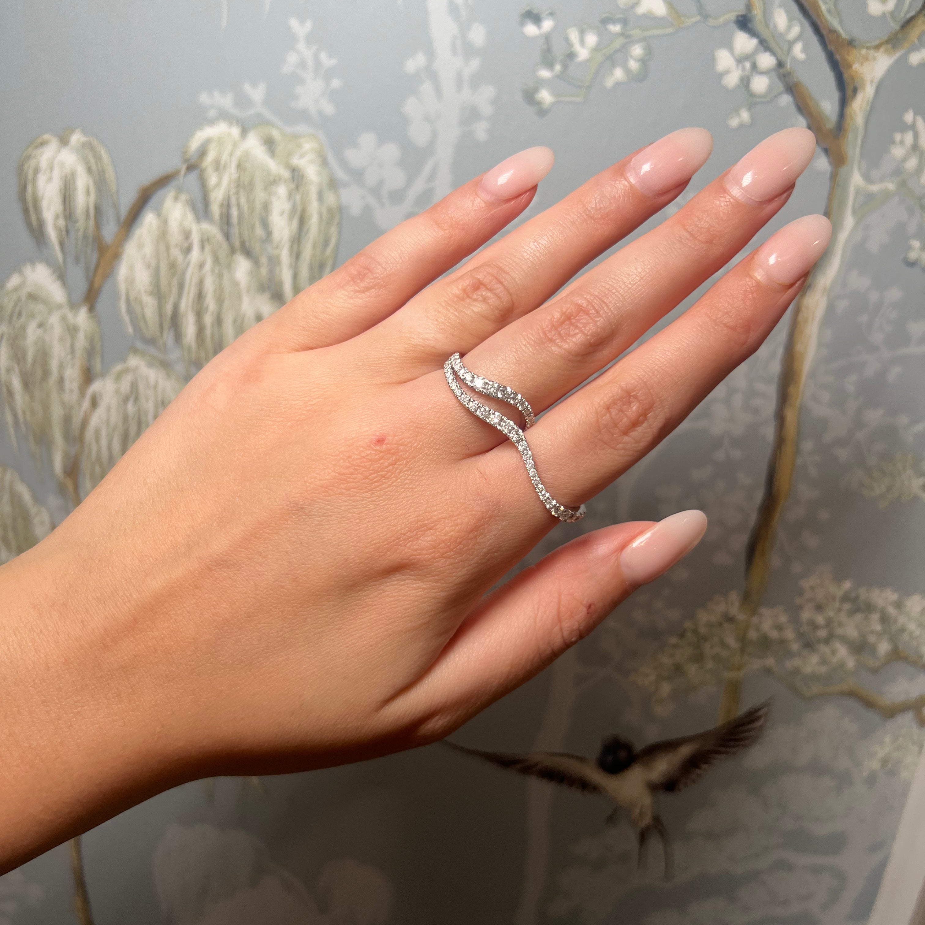 White gold and diamond Single wave double ring